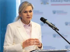 Polskie nastolatki są zestresowane, przemęczone i boją się porażek. MEN chce to naprawić