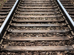 Nieprzytomna kobieta na torach. Szybka reakcja świadka zapobiegła tragedii