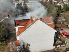 Warszawa. Ogień z traw przeniósł się na budynek