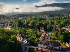"Powstaną z nich slumsy" - ostrzegali Austriacy. Dziś kurort płaci miliony