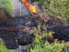 Lawa zablokowała drogę na francuskiej wyspie. W pobliżu tłum gapiów