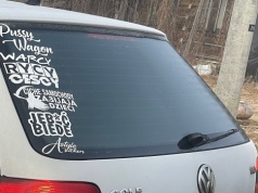 23-latek z VW Golfa z naklejką „Jeb*ć biedę” sprawdził cennik zakopiańskiej drogówki