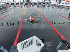 W bardzo zimnej wodzie pływa na medal