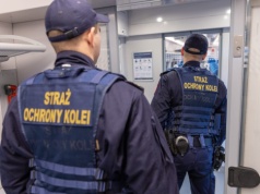 Nastolatki bez biletów zamknęły się w toalecie pociągu. Jedna uciekła z ośrodka, druga z domu