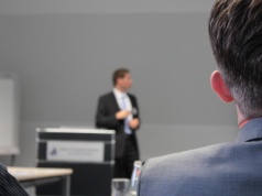 Chcieli prowadzić kursy i nie płacić VAT-u. Sparzyli się