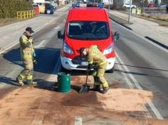 Śliska plama na ul. Człuchowskiej w Chojnicach. Strażacy usuwali zagrożenie