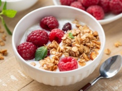 Wysokoproteinowy bowl z jogurtem i granolą. Idealny na dobry start dnia