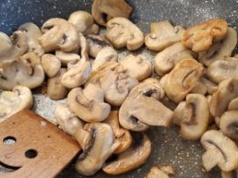 Posyp pieczarki, zanim zdejmiesz je z patelni. Genialnie podbija smak