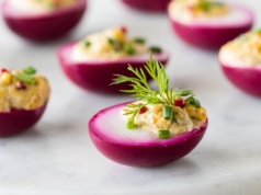 Różowe jajka zrobią furorę na wielkanocnym stole. Prosty przepis na spektakularny efekt