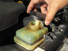 Kierownica nagle robi się ciężka. Wielu kierowców nie sprawdza jednej, ważnej rzeczy