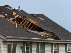 Wiatr uszkodził dach na szkole w Niles