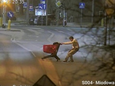 Nocna "zabawa" na płockiej ulicy. Kamera przyłapała młodych ludzi