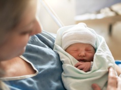 Dzieci a tempo starzenia. Nowe badanie ujawnia ciekawą zależność