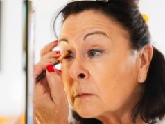 Masz opadającą powiekę? Postaw na ten makijaż by "otworzyć" oko