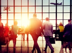 Lepiej pomyśl zanim wyjmiesz telefon na lotnisku. Kara wisi w powietrzu