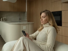 Zobacz, jak mieszka influencerka z Warszawy. Jej apartament na Powiślu zachwyca spokojną elegancją