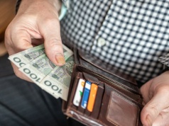 Tę kartę warto mieć w portfelu. To spora oszczędność dla seniorów