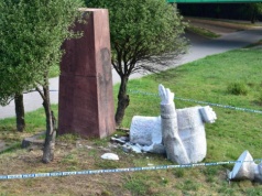 Miasto planuje przekazać pozostałości pomnika Berlinga. Nikt ich jednak nie chce