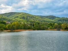 „Polskie Como” zachwyca turystów. Od roku kursuje tam specjalny pociąg
