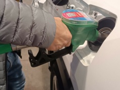 Paliwo drożeje, a kierowcy o tym zapominają. Ta karta daje rabaty