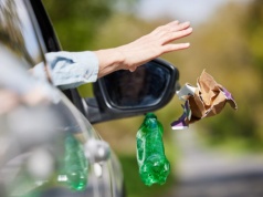 Niewinny papierek z auta? Za taki "odruch" możesz zapłacić kilka tysięcy