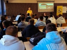 „Nowosądeckie drogi bez promili”. Policja i fundacja spotkały się z uczniami sądeckiej „Samochodówki”