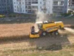 Rolnik uprawiający słynne pole między blokami w końcu sprzedał je deweloperowi