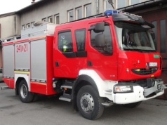 Zderzenie samochodów osobowych na drodze krajowej 75 i przewrócony ciągnik. Są poszkodowani