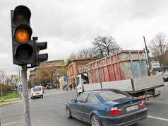 Żółte światło to nie zawsze stop. Mało kto zna tę zasadę