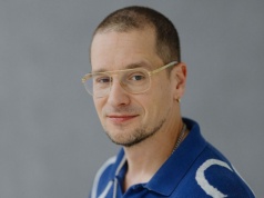 Krzysztof Zalewski szczerze o życiu poza sceną. „Wracam do hotelu i patrzę w sufit”