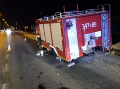 Z wozu strażackiego urwały się koła. W jedno uderzyła osobówka