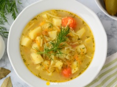 Najzdrowsza zupa z PRL-u według AI. Lekka, sycąca i bogata w probiotyki