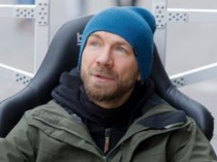 Przemysław Kossakowski po rozstaniu z Martyną Wojciechowską wycofał się z mediów. Zrobiono mu nowe zdjęcia na lotnisku (FOTO)