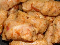 Zastąp jeden składnik w gołąbkach. Będą lżejsze i jeszcze smaczniejsze niż tradycyjne