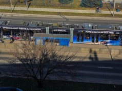 „Sprzedajemy piękne samochody”. Auto Centrum Golemo reklamuje się na krakowskich tramwajach