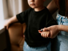 "Czy kobieta wychowująca dzieci powinna dostawać 'wypłatę' od męża?". W sieci zawrzało