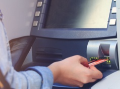 Musisz to widzieć, zanim włożysz kartę do bankomatu. Wystarczy jeden błąd i stracisz pieniądze