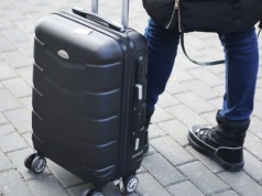 Jaką walizkę zabrać na wakacje? Ekspert radzi unikać jednego popularnego wyboru