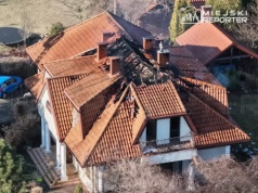 Groźny pożar poddasza. Z ogniem walczyło 11 zastępów straży pożarnej