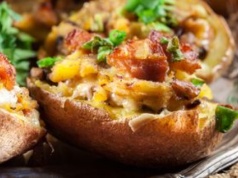 Przekrawam i wrzucam kilka dodatków. Pyszne ziemniaki do obiadu i na imprezę