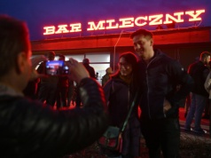 Tak wyglądało zapalenie neonu „Bar Mleczny” w Nowej Hucie. Były pierogi i kompot (Galeria)