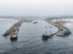 Wypadek przy przebudowie falochronu w Ustce. Koparka wraz z operatorem wpadła do wody