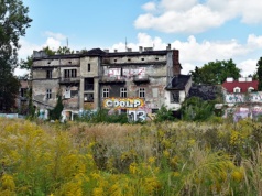 Kraków: Zawalił się dach niezamieszkałej kamienicy. Gruzy przeszukają psy ratownicze