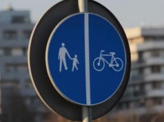 Blisko kilometr nowej drogi rowerowej w Krakowie. W tle wycinka drzew