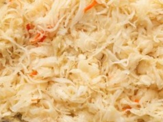 Zbyt kwaśna kapusta kiszona? Dodaj odrobinę, a od razu poprawisz smak