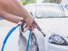 Jak myć auto na myjni bezdotykowej? Te triki oszczędzają czas