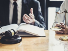 Testament czy darowizna? Co bardziej się opłaca?