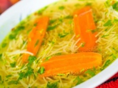 Dodaj 1 duży liść. Rosół zyska niesamowitą klarowność i nabierze lepszego smaku