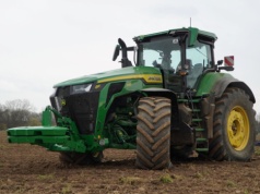 Jeździliśmy najmocniejszym konwencjonalnym ciągnikiem świata. Oto John Deere 8R 540