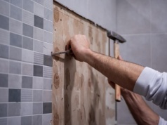 Stare kafelki mogą wyglądać jak nowe. Zamiast skuwać, zrób to. Łazienka będzie nie do poznania